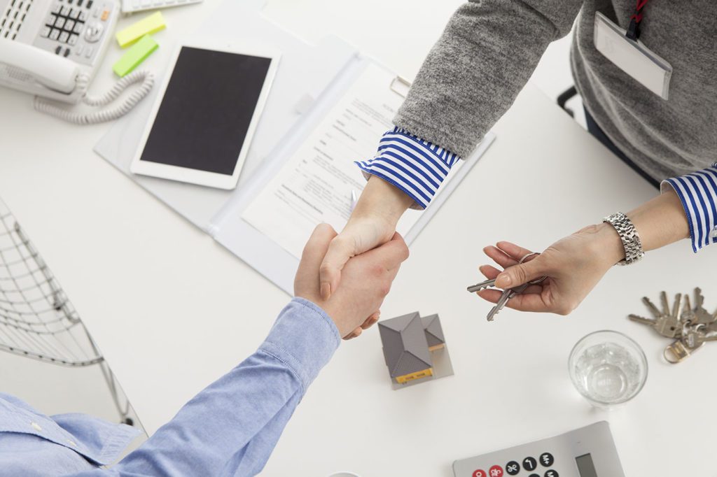 handshake while handing over keys after signing contract